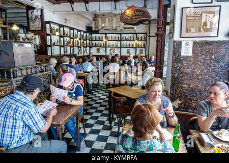 Buenos Aires Argentinien,San Telmo,Plaza Dorrego Bar,Essen,Trinken Getränke Trinken,Restaurant Restaurants Essen Essen Essen & Trinken Cafe Cafés,Restobar,innen,Tische,m Stockfoto