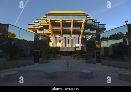 Studenten zu Fuß aus Geisel Library, eine lokale Sehenswürdigkeit mit weit entfernten Exterior design an der Universität von Kalifornien in San Diego (UCSD) Campus Stockfoto