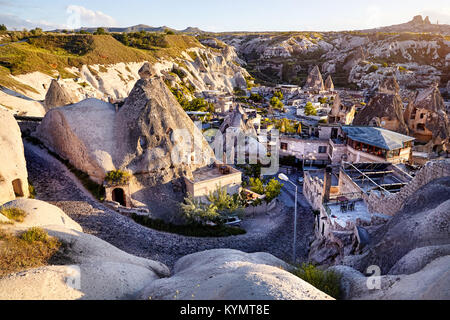 Hotels und Resorts in der Tufa Berge bei Sonnenuntergang in Göreme, Kappadokien, Türkei Stockfoto