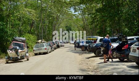 Parkplatz voller Touristen, die sich in der Mitte des Tages, Finch Hatton Gorge, Queensland, Australien Stockfoto