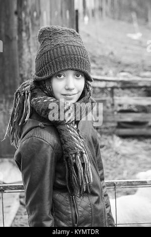 Cute kaukasische Mädchen, Schwarze und Weiße close-up Outdoor Portrait Stockfoto