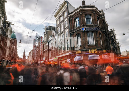 Amsterdam, Niederlande - 27 April 2017: Straßen von Amsterdam voll von Menschen in Orange während der Feier der Könige Tag mit orange Dekorationen. Stockfoto