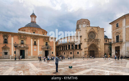 Valencia, Spanien - Juni 3, 2017: Street Artist spielt Violine unter den Touristen auf der Plaza de la Virgen, Cathedral Square. In einem Zentralen von Valencia entfernt. Stockfoto