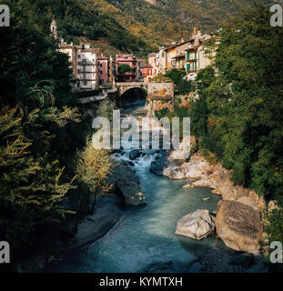 Malerischer Blick auf den kleinen Fluss durch die Schlucht zwischen Häuser in süßen Stadt Jesi, Italien fließt. Stockfoto