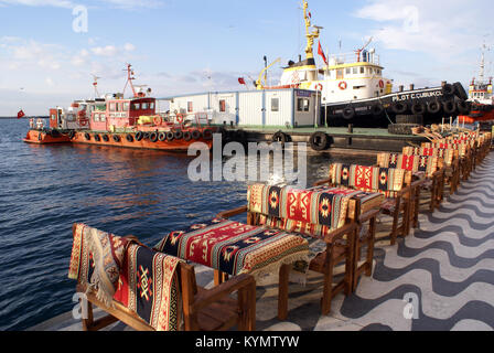 Tabellen und Boote im Hafen Izmir, Türkei Stockfoto