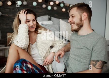 Junges Paar sprechen im Schlafzimmer Stockfoto