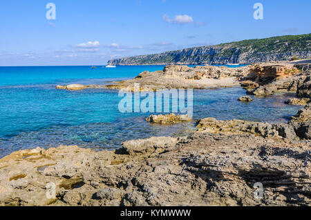 Transparente Meer in Es Caló de Sant Agusti Cove in Formentera, Spanien Stockfoto