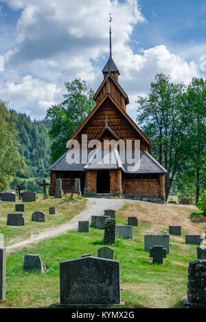 Eine der am besten erhaltenen älteste Kirche in Norwegen - Eidsborg Stabkirche mit Friedhof in Tokke Daube, Telemark County, Norwegen Stockfoto