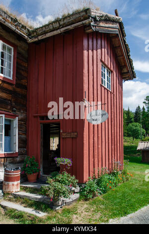 Larsstoga Cafe Shop in Holz- Haus an der geöffneten Luft West-Telemark Museum in Eidsborg mit Norwegens älteste heidnische Gebäude aus Holz von 1167. Blue Sky Stockfoto