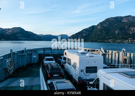 Norwegische Netzwerk von autofähren kreuz und quer durch die fjorde ist beliebte Form der Transport in Norwegen Anschließen von Gemeinschaften Stockfoto