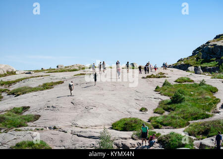 Touristen wandern für 6 km, um zu sehen, die berühmte Kanzel Felsen namens Preikestolen eine der meistbesuchten Sehenswürdigkeiten von Rogaland County in Norwegen Stockfoto