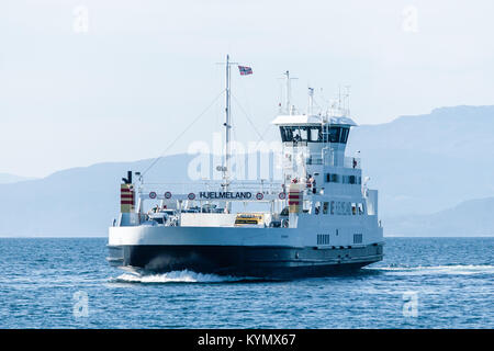 Norwegische Autofähre kreuz und quer über den Fjord ist eine beliebte Form der Transport in Norwegen Anschließen von Gemeinschaften und helfen Reisen durch das Land Stockfoto