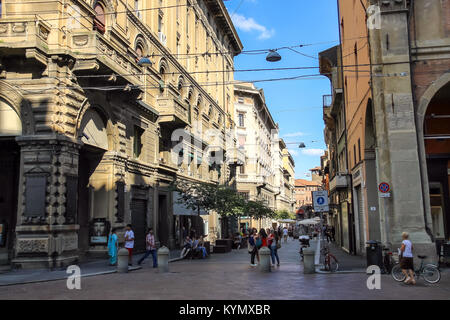 Bologna, Italien - 18. August 2014: Menschen auf der Via Degli Orefici in Bologna. Italien Stockfoto