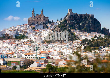 Olvera ist ein weisses Dorf (Pueblo blanco) in der Sierra de Grazalema, Provinz Cadiz, Andalusien, Spanien - der Parroquia de Nuestra Senora de la Encarnacion Stockfoto