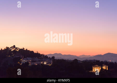 Sonnenuntergang Blick auf Athen antike Agora, mit Hephaistos Tempel und das National Observatory Hill, in Griechenland. Stockfoto