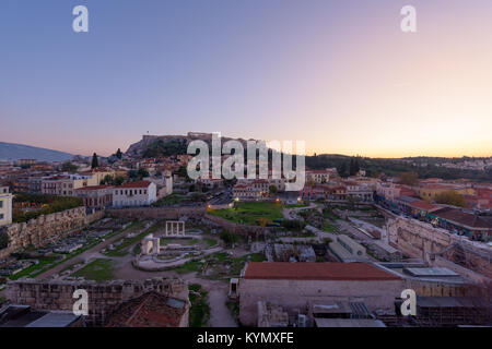 Athen antike Stadt mit Hadrian's Bibliothek und die Akropolis, bei Sonnenuntergang, in Griechenland. Stockfoto