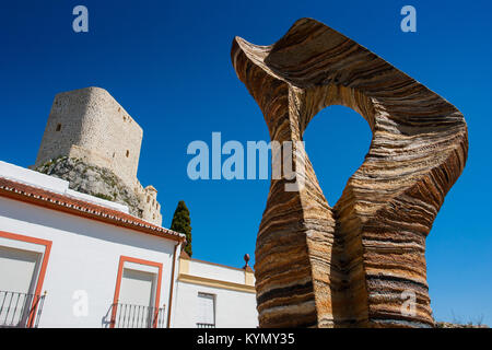 Olvera ist ein weisses Dorf (Pueblo blanco) in der Sierra de Grazalema, Provinz Cadiz, Andalusien, Spanien - die maurische Burg und moderne Statue auf einem Stockfoto