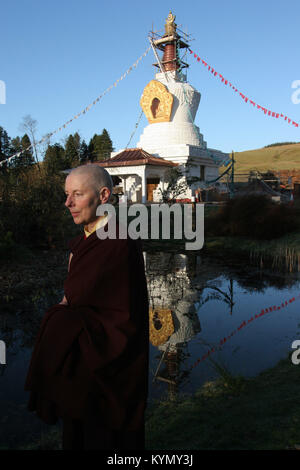 Rinchen Khandro, eine buddhistische Nonne, lebt im Kloster Samye Ling im Südwesten Schottlands, dargestellt nach Ihrer Rückkehr in das Kloster nach einem Drei-Jahres-Retreat auf dem Buddhistischen - besessene Heilige Insel vor der schottischen Westküste. Rinchen, ursprünglich aus Manchester, ist ein ehemaliger Film Drehbuchautor, Modedesigner und ex - Freundin von George Best. Sie hat eine Nonne, die seit Anfang der 90er Jahre war, war ihre erste große Rückzug. Bild zeigt Rinchen bei Ihrer Ankunft zurück in Samye Ling Kloster. Stockfoto