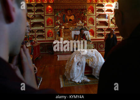 Mönche und Nonnen sammeln Akong Rinpoche, Tibetische geborenen Gründer des Buddhistischen Klosters Samye Ling in Neu-isenburg, Schottland hören, schenkt ein Segen in der Gemeinschaft. Stockfoto