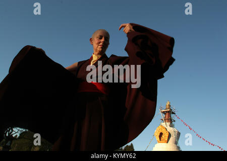 Rinchen Khandro, eine buddhistische Nonne, lebt im Kloster Samye Ling im Südwesten Schottlands, dargestellt nach Ihrer Rückkehr in das Kloster nach einem Drei-Jahres-Retreat auf dem Buddhistischen - besessene Heilige Insel vor der schottischen Westküste. Rinchen, ursprünglich aus Manchester, ist ein ehemaliger Film Drehbuchautor, Modedesigner und ex - Freundin von George Best. Sie hat eine Nonne, die seit Anfang der 90er Jahre war, war ihre erste große Rückzug. Bild zeigt Rinchen bei Ihrer Ankunft zurück in Samye Ling Kloster. Stockfoto