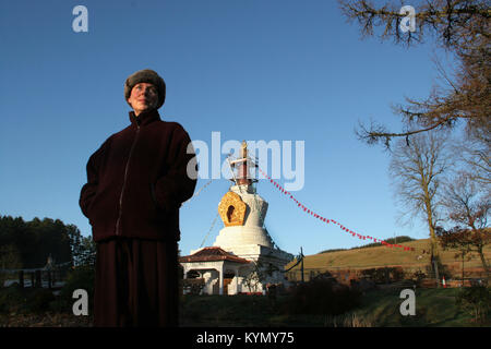 Rinchen Khandro, eine buddhistische Nonne, lebt im Kloster Samye Ling im Südwesten Schottlands, dargestellt nach Ihrer Rückkehr in das Kloster nach einem Drei-Jahres-Retreat auf dem Buddhistischen - besessene Heilige Insel vor der schottischen Westküste. Rinchen, ursprünglich aus Manchester, ist ein ehemaliger Film Drehbuchautor, Modedesigner und ex - Freundin von George Best. Sie hat eine Nonne, die seit Anfang der 90er Jahre war, war ihre erste große Rückzug. Bild zeigt Rinchen bei Ihrer Ankunft zurück in Samye Ling Kloster. Stockfoto