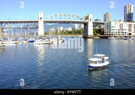 Eine kleine Fähre in Richtung der Burrard Street Bridge in Vancouver, Kanada. Stockfoto