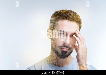 Bestimmt bärtiger Mann Prüfung der Optionen Stockfoto