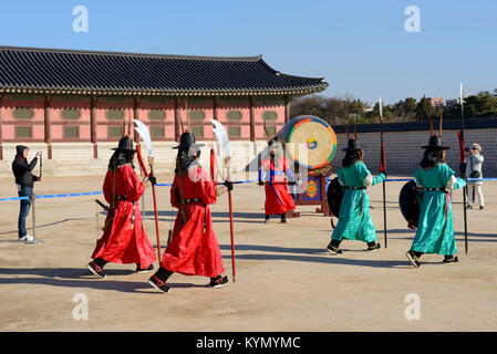 Ändern der königlichen Wache an Gyeongbokgung Palast, Jongno-gu, Seoul Stockfoto