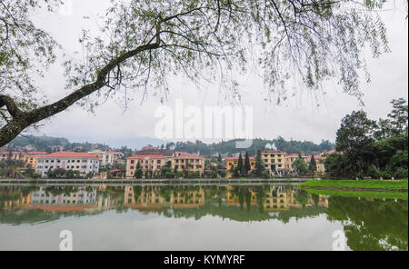 Sapa, Vietnam - Sep 20, 2013. Gebäude mit der See im Sommer in Sapa, Vietnam. Sa Pa ist eine Stadt im Nordwesten von Vietnam nicht weit von der chinesischen Grenze Stockfoto