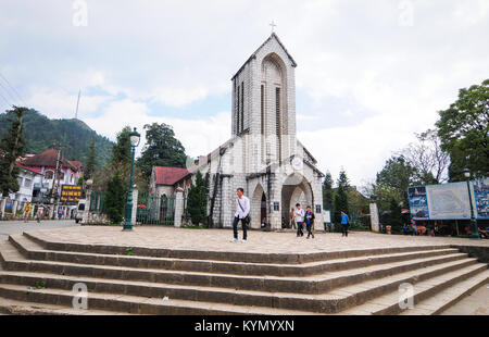 Sapa, Vietnam - Sep 21, 2013. Menschen besuchen Steinerne Kirche in Sapa, Nordvietnam. Sa Pa ist eine Stadt im Nordwesten von Vietnam, nicht weit von der Chinesischen borde Stockfoto