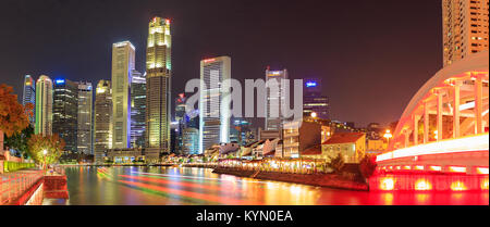 Singapur, Singapur - ca. September, 2017: Die Elgin Brücke und Marina Bay Skyline von Singapur Stadt bei Nacht, Singapur. Stockfoto