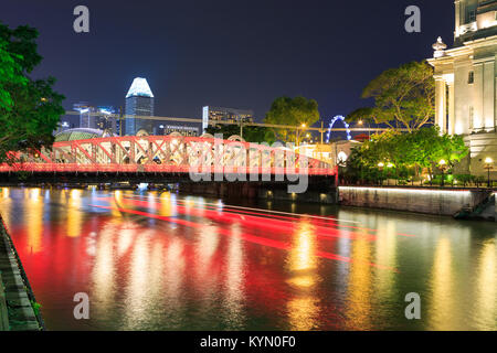 Singapur, Singapur - ca. September, 2017: Die Anderson Bridge am Clarke Quay Singapur Stadt bei Nacht, Singapur. Stockfoto