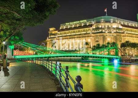 Singapur, Singapur - ca. September, 2017: Die cavenagh Brücke am Clarke Quay Singapur Stadt bei Nacht, Singapur. Stockfoto