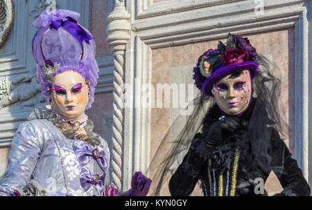 Paar in Kostüme und Masken im Karneval von Venedig. Stockfoto