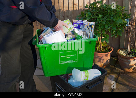 Nahaufnahme der Person Mann Sortieren Papier Kunststoff und Karte in Recycling-Boxen Recycling-Abfallbehälter für die Müllabfuhr England Vereinigtes Königreich Großbritannien Stockfoto