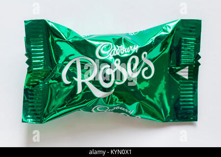 Cadbury Roses/Escape Schokolade auf weißem Hintergrund - Cadbury Roses Pralinen Stockfoto