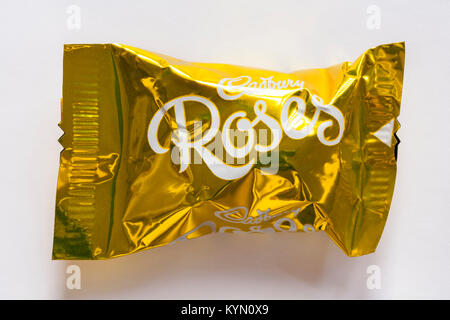 Cadbury Roses Goldenes Fass Schokolade auf weißem Hintergrund - Cadbury Roses Pralinen Stockfoto