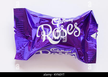 Cadbury Roses Hazel in Karamell Schokolade auf weißem Hintergrund - Cadbury Roses Pralinen Stockfoto