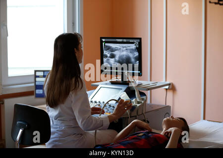 Stadt Gomel, Belarus vom 31. Mai 2017. radiologische Medical Center Ultraschall Diagnose Zimmer. Der Arzt stellt eine Diagnose mittels Ultraschall der Schilddrüse Stockfoto