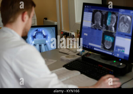 Stadt Gomel, Belarus vom 31. Mai 2017. radiologische Medical Center. Arzt beobachtet magnetischer Resonanz Therapie. Ärztliche Untersuchung des Körpers Stockfoto
