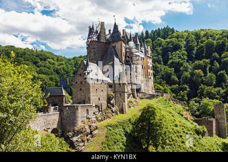 Mittelalterliche Burg Eltz in den Hügeln oberhalb der Mosel zwischen Koblenz und Trier, Deutschland Stockfoto