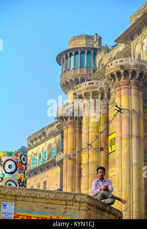 Varanasi, Uttar Pradesh, Indien, indische Architektur entlang des ganges Stockfoto