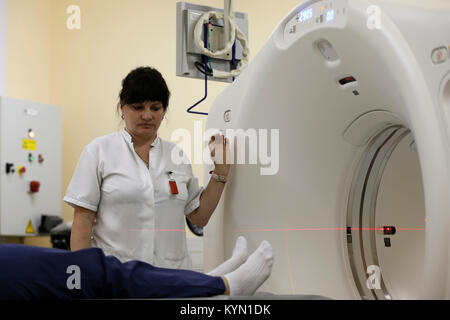 Stadt Gomel, Belarus 31. Mai 2017. Die wichtigsten medizinischen Klinik. Eine unbekannte Frau ist magneto-Resonanz Therapie gemacht. Ärztliche Untersuchung des Körpers Stockfoto