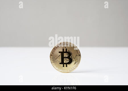 Bitcoin cryptocurrency physischen Münze steht aufrecht auf dem Schreibtisch Stockfoto