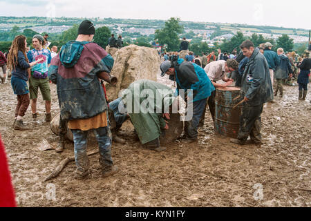 Muddy Massen an den Steinkreis, Glastonbury Festival 1998, Somerset, England, Vereinigtes Königreich. Stockfoto