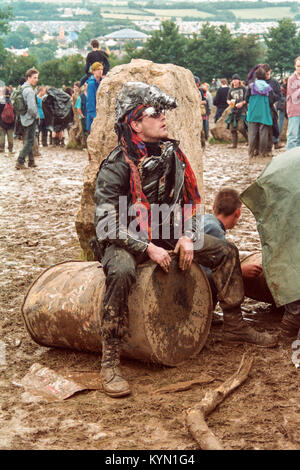 Muddy Massen an den Steinkreis, Glastonbury Festival 1998, Somerset, England, Vereinigtes Königreich. Stockfoto