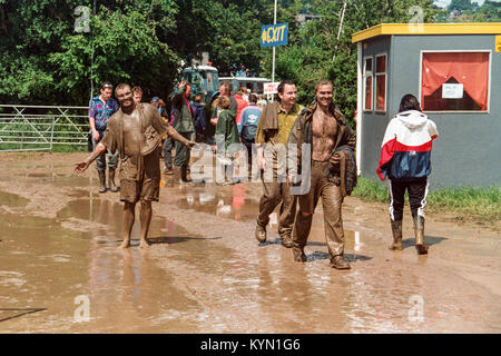 Spaß im Matsch, Schlamm Festivalbesucher auf dem Glastonbury Festival 1998. Würdig Farm Somerset, England, Vereinigtes Königreich. Stockfoto