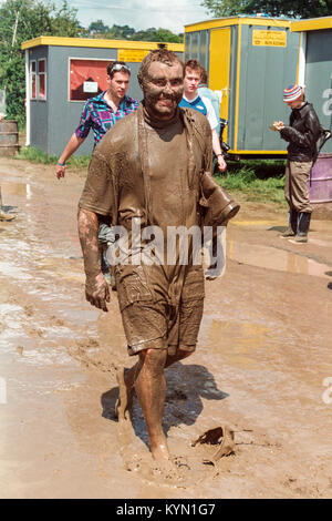 Schlamm Monster Börsenspekulanten in Schlamm auf dem Glastonbury Festival 1998 abgedeckt. Somerset England, Vereinigtes Königreich. Stockfoto