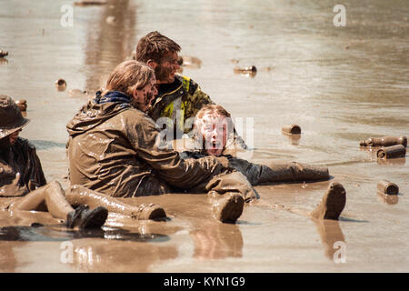 Schlamm Monster Börsenspekulanten in Schlamm auf dem Glastonbury Festival 1998 abgedeckt. Somerset England, Vereinigtes Königreich. Stockfoto