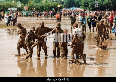 Spaß im Matsch, Schlamm Festivalbesucher auf dem Glastonbury Festival 1998. Würdig Farm Somerset, England, Vereinigtes Königreich. Stockfoto